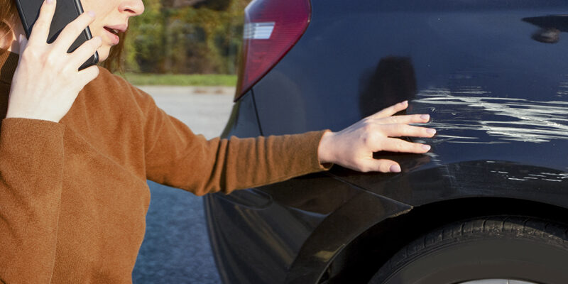 como_actuar_si_te_rayan_o_abollan_el_coche_aparcado_1640085952