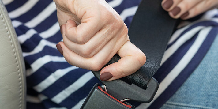 El cinturón de seguridad siempre abrochado. El cinturón de seguridad siempre abrochado.