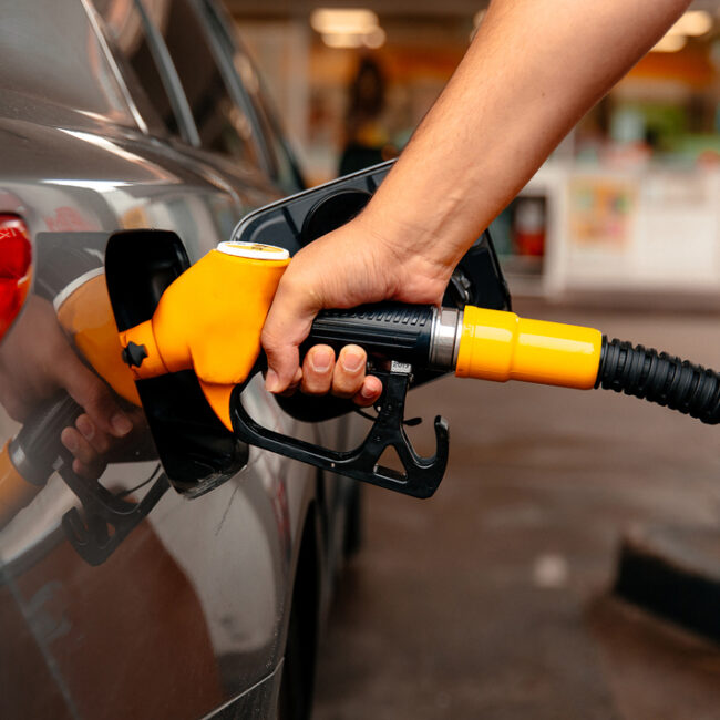 ¿Puede perjudicar a tu coche el llenar a tope el depósito o hacerlo muy deprisa?