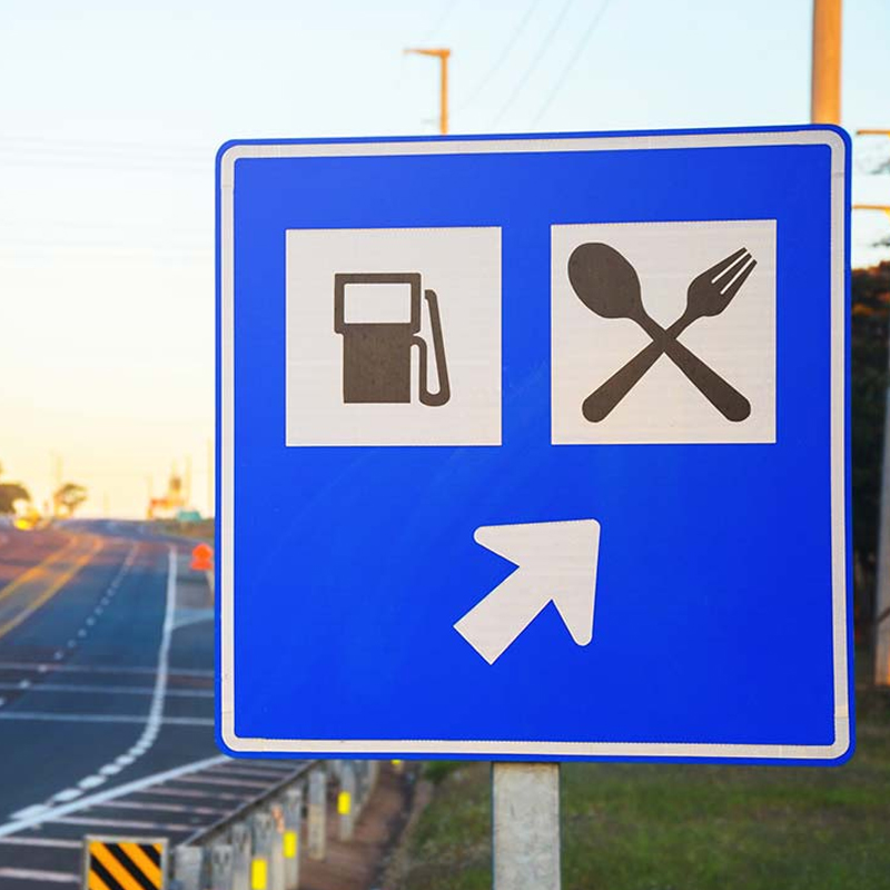 Estas son las nuevas señales que complementan a la de desvío a gasolinera: ¿sabes qué significan?