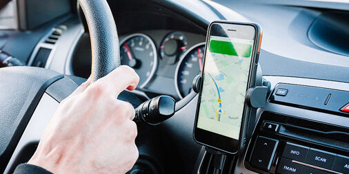 ¿Es posible llevar el móvil en el coche de forma legal (sin que vaya en el bolso, bolsillo...)?