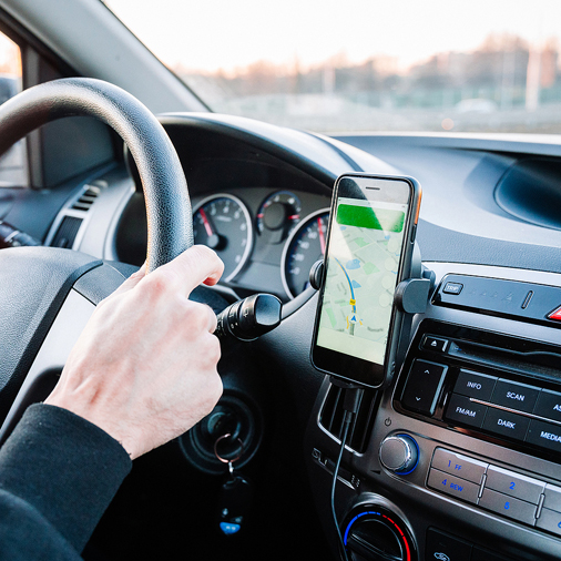 ¿Es posible llevar el móvil en el coche de forma legal (sin que vaya en el bolso, bolsillo...)?