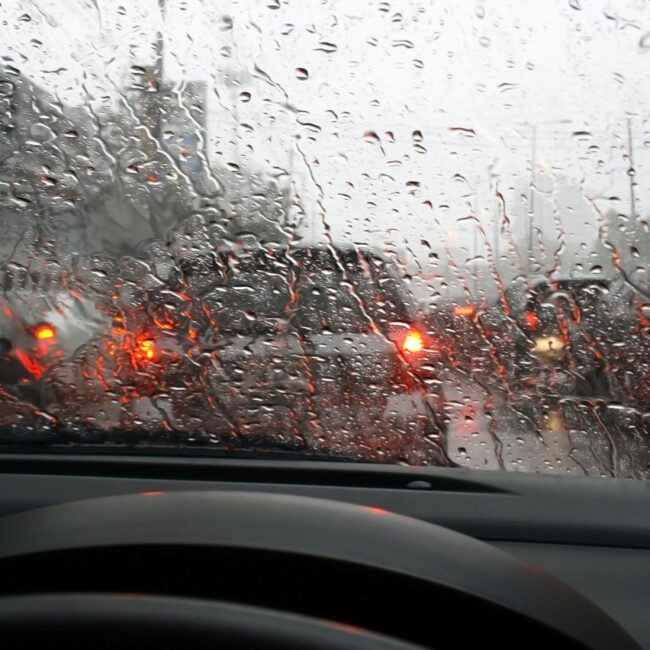 ¿Sabes cómo actuar si tu coche se inunda? Haz esto si quedas atrapado