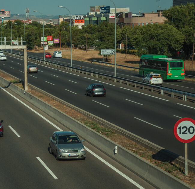 ¿Sabes que circular a una velocidad demasiado baja es motivo de multa?