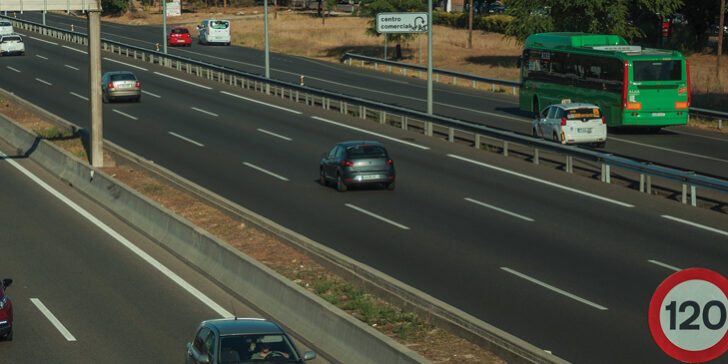 ¿Sabes que circular a una velocidad demasiado baja es motivo de multa? ¿Sabes que circular a una velocidad demasiado baja es motivo de multa?