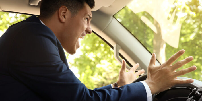 Aprende a lidiar con la agresividad y el estrés al volante para evitar accidentes Aprende a lidiar con la agresividad y el estrés al volante para evitar accidentes
