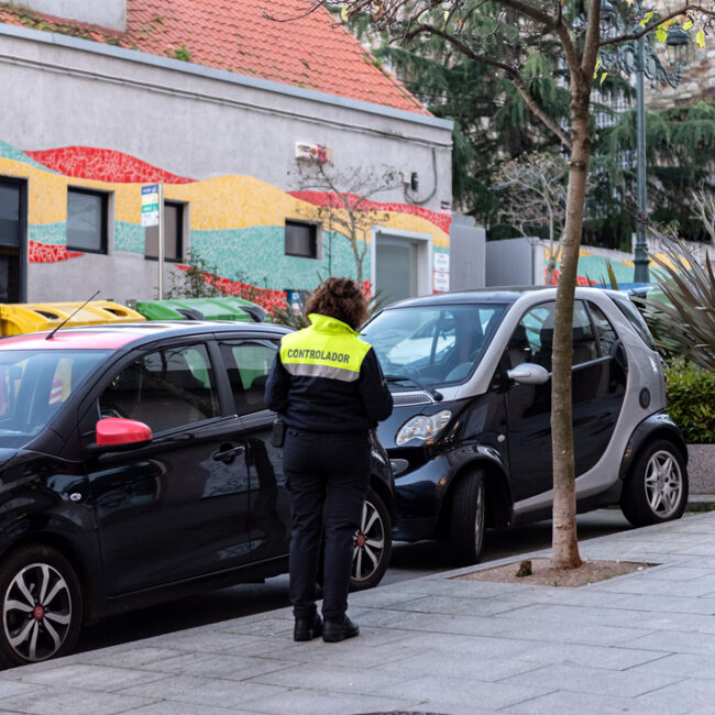 ¿Has pensado alguna vez si es motivo de multa reservar una plaza de aparcamiento en la calle?