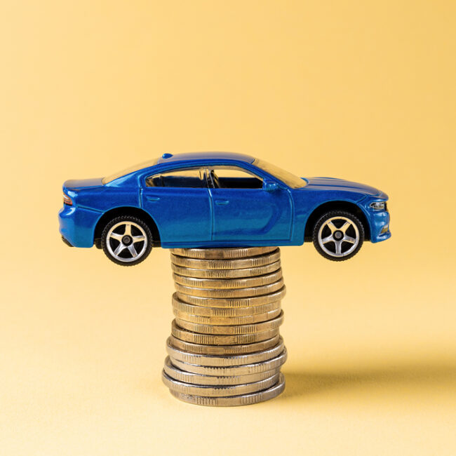 A hora de comprar un coche nuevo o de segunda mano, si lo has comprado fuera de España, debes matricularlo por primera vez en nuestro país, —esto tiene su propio impuesto de matriculación—, pero ojo, solo se paga una vez. El pago dependerá de cual sea el nivel de emisiones contaminantes que emita dicho vehículo al exterior. De igual forma, si tu coche no emite o, mejor dicho, no supera los 120 gr/km ya que entra en las emisiones de CO2 homologadas según el fabricante, quedaría exento de pagar el impuesto. Sin embargo, el resto de los vehículos deben pagar. Estas medidas que no puedes superar corresponden a las mediciones NEDC. No obstante, el Gobierno ha congelado durante el pasado año este impuesto para que se adaptara según los protocolos de emisiones WLTP con un límite de 144 gr/km. Por lo tanto, desde que empezó el nuevo año se siguen los parámetros de este último. La tasa del impuesto de matriculación Como ya sabes, la tasa del impuesto de matriculación irá en correlación a cuantas emisiones contaminantes emita tu coche. De hecho, si vas a adquirir un coche nuevo ten en cuenta que, si es pequeño, y además lleva incorporado motor diésel, u optas por un vehículo híbrido o eléctrico de baja potencia tendrás asegurado que el pago sea menor. En el momento del pago, siempre se realiza en la Agencia tributaria a través de los modelos 576, 06 o 05, según el caso, excepto para remolques. Y es el concesionario donde adquieres tu coche el que tramita los papeles incluido el IVA. Cuál es el impuesto a pagar Exento de pagar el impuesto: para coches con emisiones inferiores o iguales a 120 gr/km CO2. Pagas el 4,75%: para coches con emisiones mayores de 120 gr/km CO2 y menores de 160 gr/km CO2. Pagas el 9,75%: para coches con emisiones iguales o mayores de 160 gr/km y menores de 200 gr/km CO2. Pagas el 14,75%: para coches con emisiones iguales o mayores de 200 gr/km CO2. Debes tener en cuenta que la tasa incluirá todos los elementos que completen el equipamiento opcional del vehículo. Además, hay colectivos que pagan menos o incluso que quedan exentos de pagar como es el caso de: Las familias numerosas que tienen una bonificación del 50% en el pago del impuesto de matriculación. Las personas con movilidad reducida, que están exentas de pagar el impuesto de matriculación siempre que cumplan dos condiciones: que no vendan el coche durante los siguientes cuatro años y que realicen un traspaso del vehículo entre personas vivas en al menos cuatro años. Los vehículos profesionales como taxis o vehículos de autoescuelas también están exentos del pago. Aunque si este es tu caso, debes consultar porque dependerá según tu ayuntamiento o Comunidad Autónoma.