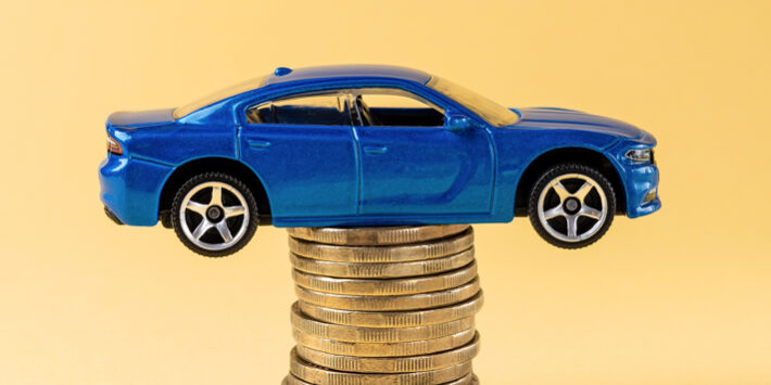 A hora de comprar un coche nuevo o de segunda mano, si lo has comprado fuera de España, debes matricularlo por primera vez en nuestro país, —esto tiene su propio impuesto de matriculación—, pero ojo, solo se paga una vez. El pago dependerá de cual sea el nivel de emisiones contaminantes que emita dicho vehículo al exterior. De igual forma, si tu coche no emite o, mejor dicho, no supera los 120 gr/km ya que entra en las emisiones de CO2 homologadas según el fabricante, quedaría exento de pagar el impuesto. Sin embargo, el resto de los vehículos deben pagar. Estas medidas que no puedes superar corresponden a las mediciones NEDC. No obstante, el Gobierno ha congelado durante el pasado año este impuesto para que se adaptara según los protocolos de emisiones WLTP con un límite de 144 gr/km. Por lo tanto, desde que empezó el nuevo año se siguen los parámetros de este último. La tasa del impuesto de matriculación Como ya sabes, la tasa del impuesto de matriculación irá en correlación a cuantas emisiones contaminantes emita tu coche. De hecho, si vas a adquirir un coche nuevo ten en cuenta que, si es pequeño, y además lleva incorporado motor diésel, u optas por un vehículo híbrido o eléctrico de baja potencia tendrás asegurado que el pago sea menor. En el momento del pago, siempre se realiza en la Agencia tributaria a través de los modelos 576, 06 o 05, según el caso, excepto para remolques. Y es el concesionario donde adquieres tu coche el que tramita los papeles incluido el IVA. Cuál es el impuesto a pagar Exento de pagar el impuesto: para coches con emisiones inferiores o iguales a 120 gr/km CO2. Pagas el 4,75%: para coches con emisiones mayores de 120 gr/km CO2 y menores de 160 gr/km CO2. Pagas el 9,75%: para coches con emisiones iguales o mayores de 160 gr/km y menores de 200 gr/km CO2. Pagas el 14,75%: para coches con emisiones iguales o mayores de 200 gr/km CO2. Debes tener en cuenta que la tasa incluirá todos los elementos que completen el equipamiento opcional del vehículo. Además, hay colectivos que pagan menos o incluso que quedan exentos de pagar como es el caso de: Las familias numerosas que tienen una bonificación del 50% en el pago del impuesto de matriculación. Las personas con movilidad reducida, que están exentas de pagar el impuesto de matriculación siempre que cumplan dos condiciones: que no vendan el coche durante los siguientes cuatro años y que realicen un traspaso del vehículo entre personas vivas en al menos cuatro años. Los vehículos profesionales como taxis o vehículos de autoescuelas también están exentos del pago. Aunque si este es tu caso, debes consultar porque dependerá según tu ayuntamiento o Comunidad Autónoma. A hora de comprar un coche nuevo o de segunda mano, si lo has comprado fuera de España, debes matricularlo por primera vez en nuestro país, —esto tiene su propio impuesto de matriculación—, pero ojo, solo se paga una vez. El pago dependerá de cual sea el nivel de emisiones contaminantes que emita dicho vehículo al exterior. De igual forma, si tu coche no emite o, mejor dicho, no supera los 120 gr/km ya que entra en las emisiones de CO2 homologadas según el fabricante, quedaría exento de pagar el impuesto. Sin embargo, el resto de los vehículos deben pagar. Estas medidas que no puedes superar corresponden a las mediciones NEDC. No obstante, el Gobierno ha congelado durante el pasado año este impuesto para que se adaptara según los protocolos de emisiones WLTP con un límite de 144 gr/km. Por lo tanto, desde que empezó el nuevo año se siguen los parámetros de este último. La tasa del impuesto de matriculación Como ya sabes, la tasa del impuesto de matriculación irá en correlación a cuantas emisiones contaminantes emita tu coche. De hecho, si vas a adquirir un coche nuevo ten en cuenta que, si es pequeño, y además lleva incorporado motor diésel, u optas por un vehículo híbrido o eléctrico de baja potencia tendrás asegurado que el pago sea menor. En el momento del pago, siempre se realiza en la Agencia tributaria a través de los modelos 576, 06 o 05, según el caso, excepto para remolques. Y es el concesionario donde adquieres tu coche el que tramita los papeles incluido el IVA. Cuál es el impuesto a pagar Exento de pagar el impuesto: para coches con emisiones inferiores o iguales a 120 gr/km CO2. Pagas el 4,75%: para coches con emisiones mayores de 120 gr/km CO2 y menores de 160 gr/km CO2. Pagas el 9,75%: para coches con emisiones iguales o mayores de 160 gr/km y menores de 200 gr/km CO2. Pagas el 14,75%: para coches con emisiones iguales o mayores de 200 gr/km CO2. Debes tener en cuenta que la tasa incluirá todos los elementos que completen el equipamiento opcional del vehículo. Además, hay colectivos que pagan menos o incluso que quedan exentos de pagar como es el caso de: Las familias numerosas que tienen una bonificación del 50% en el pago del impuesto de matriculación. Las personas con movilidad reducida, que están exentas de pagar el impuesto de matriculación siempre que cumplan dos condiciones: que no vendan el coche durante los siguientes cuatro años y que realicen un traspaso del vehículo entre personas vivas en al menos cuatro años. Los vehículos profesionales como taxis o vehículos de autoescuelas también están exentos del pago. Aunque si este es tu caso, debes consultar porque dependerá según tu ayuntamiento o Comunidad Autónoma.