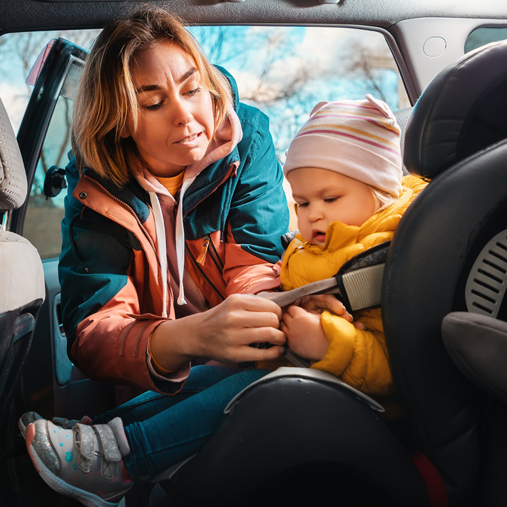 ¿Colocan los padres a sus hijos en el asiento correcto del coche?