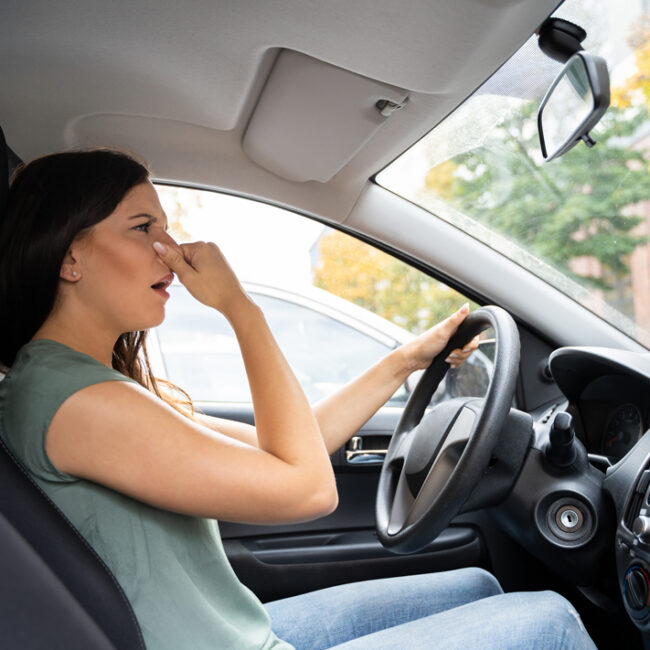 ¿Sabes por qué tu coche huele a queso fuerte con el calor? ¿Sabes por qué tu coche huele a queso fuerte con el calor?