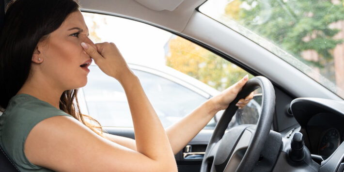 ¿Sabes por qué tu coche huele a queso fuerte con el calor?