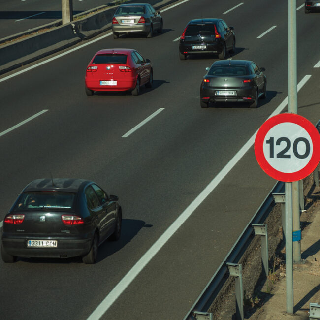 ¿Cómo reducir el consumo de tu coche? Prueba con la velocidad (y otras medidas)