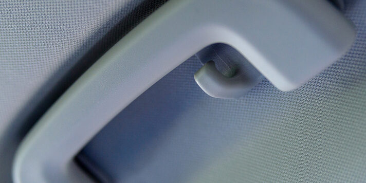 ¿Conoces la verdadera función del asidero del coche? Aprende a usarlo de forma correcta