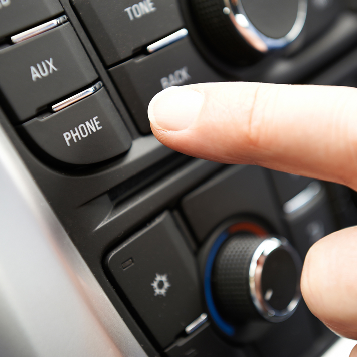 Cómo incorporar Bluetooth a tu coche, tenga los años que tenga, y poder escuchar la música del móvil