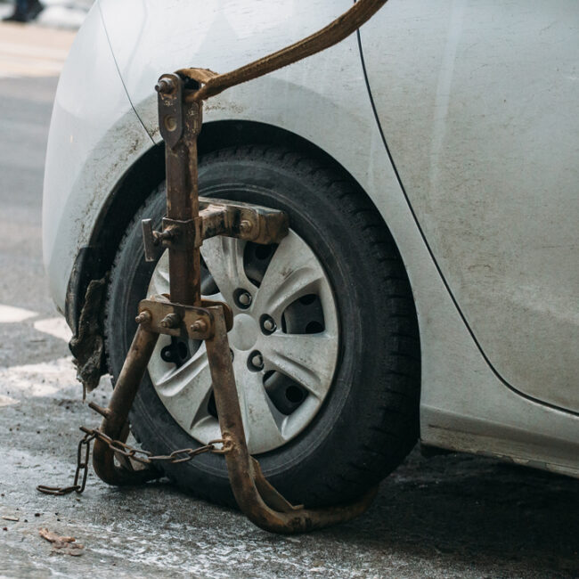 ¿Sabes por qué motivos pueden ponerte un cepo al coche o inmovilizarlo?