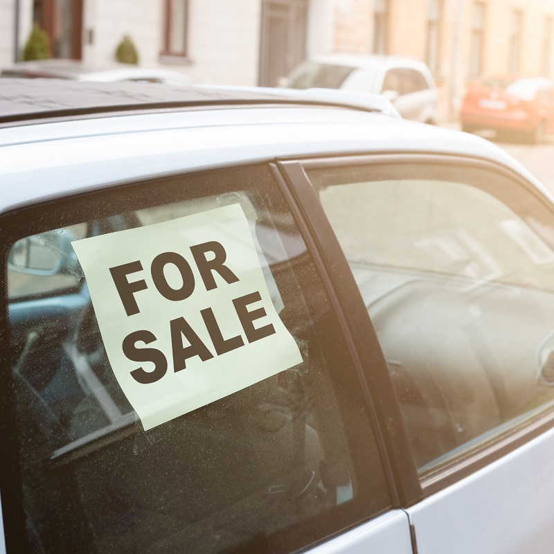 ¿Sabes que poner el cartel de 'se vende' en tu coche es motivo de multa?