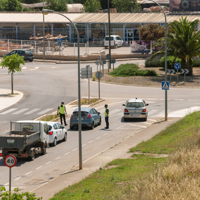¿Sabes cómo actuar si te encuentras con un control policial en carretera?