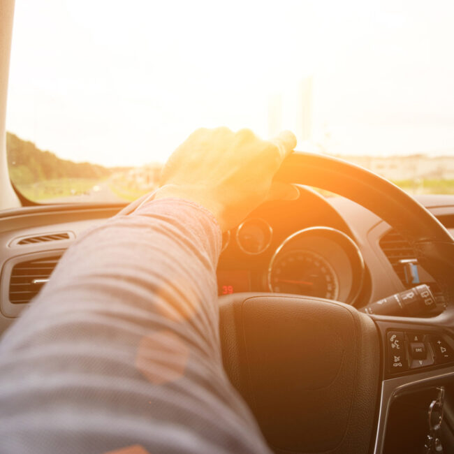 Cómo evitar los deslumbramientos cuando conduces con sol en verano: toma nota de estos consejos