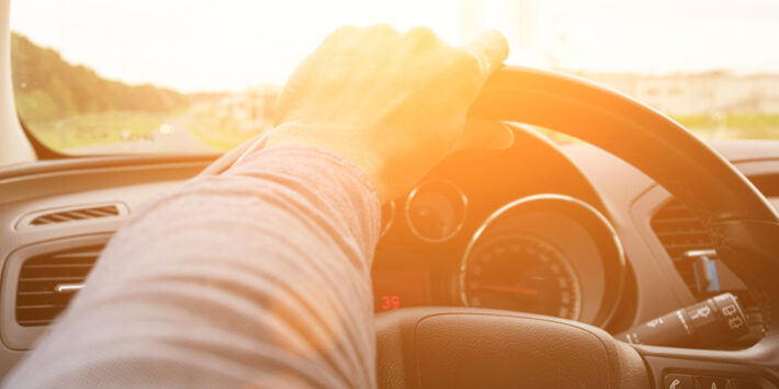 Cómo evitar los deslumbramientos cuando conduces con sol en verano: toma nota de estos consejos Cómo evitar los deslumbramientos cuando conduces con sol en verano: toma nota de estos consejos