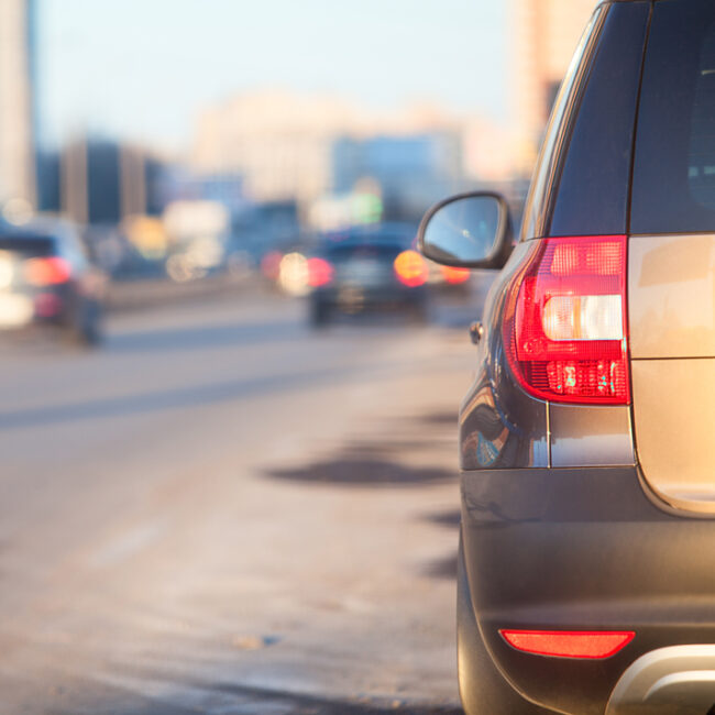 Aprende a diferenciar entre parar, estacionar o detener tu coche, y evitarás multas