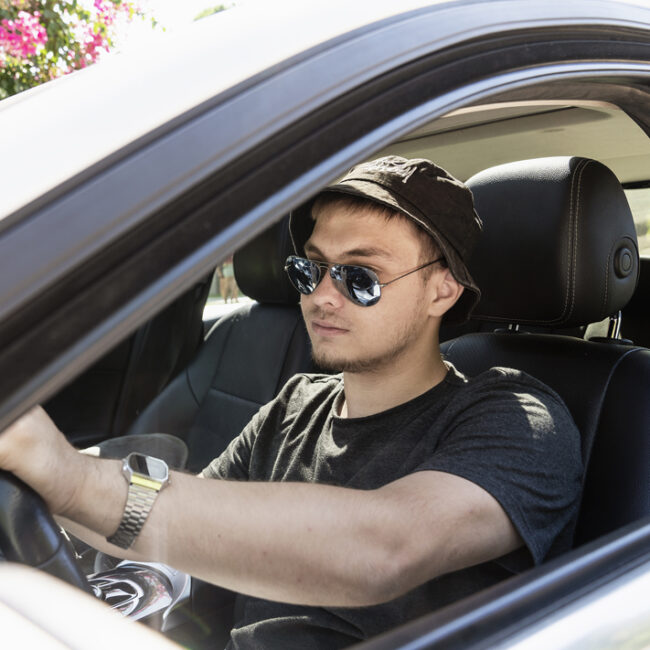 ¿Sabías que no usar bien las gafas de sol durante la conducción puede ser motivo de multa? ¿Sabías que no usar bien las gafas de sol durante la conducción puede ser motivo de multa?