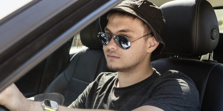 ¿Sabías que no usar bien las gafas de sol durante la conducción puede ser motivo de multa? ¿Sabías que no usar bien las gafas de sol durante la conducción puede ser motivo de multa?