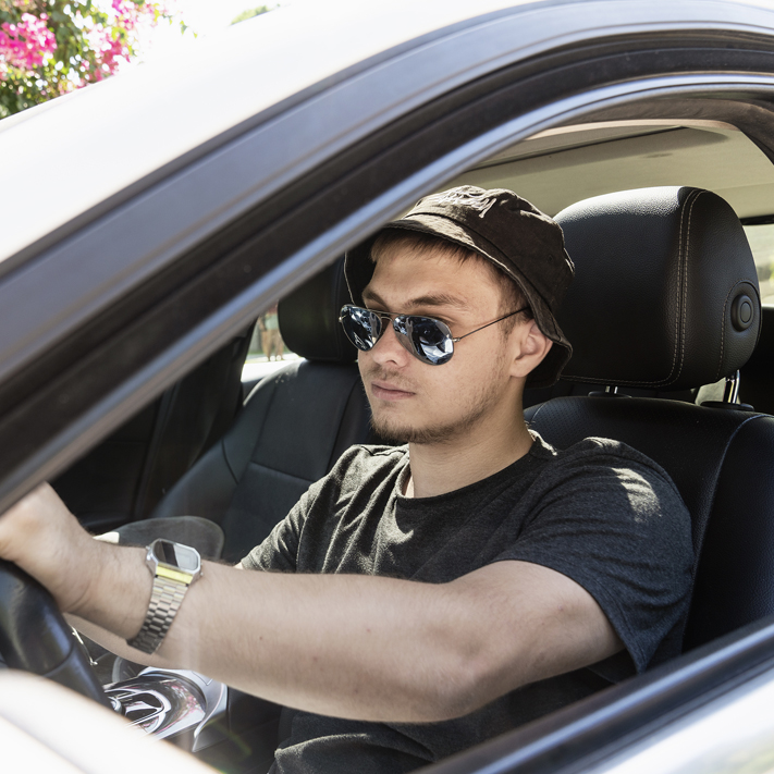 ¿Sabías que no usar bien las gafas de sol durante la conducción puede ser motivo de multa?
