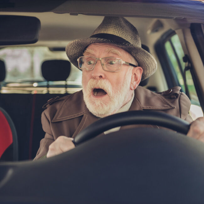 ¿Es obligatorio llevar gafas de repuesto? Resuelve esta y otras dudas comunes al volante