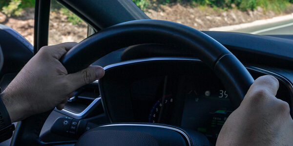 ¿Sabes si colocas bien las manos en el volante? Esta es la forma correcta de hacerlo ¿Sabes si colocas bien las manos en el volante? Esta es la forma correcta de hacerlo