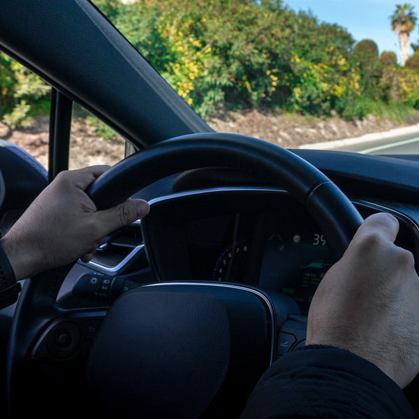 ¿Sabes si colocas bien las manos en el volante? Esta es la forma correcta de hacerlo