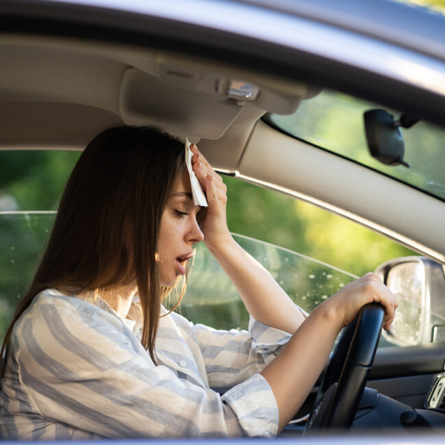 ¿Tienes que soportar la ola de calor al volante? Trucos para combatirla