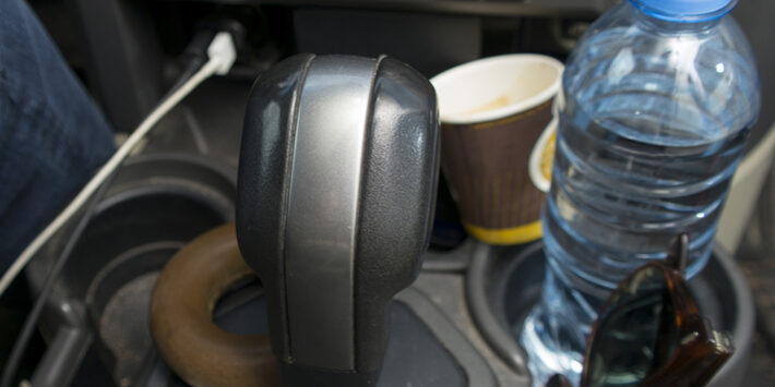 El calor ha llegado, aunque desde este fin de semana parece que en algunas zonas han bajado las temperaturas según la Agencia Estatal de Meteorología (Aemet). Aun así, los termómetros estas semanas atrás estaban disparados y esto no solo afecta a la condición física, sino también a la misma conducción. En este sentido, la necesidad de tener que estar todo el tiempo hidratado, hace que muchos conductores tengan a mano una botella de agua en el coche. Aunque esto puede ser más peligroso de lo que piensas. Y te preguntarás por qué, o a qué se debe esto. Cómo es posible. Antes de nada, debes saber que, si estás deshidratado durante la conducción, tu cuerpo sufre síntomas que se asemejan bastante a como si circularas con exceso de alcohol. En ambas situaciones puedes cometer errores frente al volante por sufrir mareos, fatiga, pérdida de concentración, dolor de cabeza, somnolencia… y por tanto, el riesgo a sufrir un accidente es mayor. A qué tres peligros te puedes enfrentar Si la botella de agua está mal colocada en tu coche es un peligro para ti y para el resto de los pasajeros. Esto se debe a que es un elemento que puede convertirse en un proyectil, es decir, pasa de ser un utensilio útil y necesario a una amenaza para nuestra salud ¿Por qué? Efecto elefante: frenar de golpe y/o bruscamente en el coche puede provocar el conocido como ‘efecto elefante’, ya que los objetos sueltos que hay en el interior del coche pueden salir disparados. Pero eso no es lo peor, ya que por si no lo sabías, ese objeto pasará a tener un peso totalmente distinto, ya que, por la velocidad,, se duplicará o incluso se triplicará suponiendo un grave peligro. Bloqueo de los pedales: otro problema que puede provocar una botella de agua es que si cae al suelo en la parte del conductor, también puede ser un peligro ante el volante ya que puede llegar a la zona de los pedales y bloquear cualquiera de los tres: el embrague, el acelerador o el freno. Tu salud: una botella que está sometida a una cantidad extrema de altos grados es un riesgo sanitario, es decir, si un microorganismo entra en contacto con el agua, y después bebes, podrías contraer una enfermedad. Por lo que no se recomienda usar ni tomar nada de recipientes que lleven mucho tiempo en el coche. ¿Podrían multarte por beber agua mientras conduces? Algo tan sencillo como beber agua no solo es un peligro en carretera, sino que es motivo de multa si no paramos el coche en un lugar seguro para hacerlo. Esto se debe a que en el momento en el que bebes tienes que hacer el gesto de retirar una de las manos del volante, apartas la vista automáticamente de la carretera y aumenta la distancia recorrida sin apartando tu atención de la circulación. No obstante, la multa en sí no existe. Pero los agentes de Tráfico pueden considerar que pierdes el control del vehículo, y este acto es un riesgo para la seguridad vial tanto tuya como la del resto de usuarios de la vía. En este sentido, la sanción puede ser de 80 euros. El calor ha llegado, aunque desde este fin de semana parece que en algunas zonas han bajado las temperaturas según la Agencia Estatal de Meteorología (Aemet). Aun así, los termómetros estas semanas atrás estaban disparados y esto no solo afecta a la condición física, sino también a la misma conducción. En este sentido, la necesidad de tener que estar todo el tiempo hidratado, hace que muchos conductores tengan a mano una botella de agua en el coche. Aunque esto puede ser más peligroso de lo que piensas. Y te preguntarás por qué, o a qué se debe esto. Cómo es posible. Antes de nada, debes saber que, si estás deshidratado durante la conducción, tu cuerpo sufre síntomas que se asemejan bastante a como si circularas con exceso de alcohol. En ambas situaciones puedes cometer errores frente al volante por sufrir mareos, fatiga, pérdida de concentración, dolor de cabeza, somnolencia… y por tanto, el riesgo a sufrir un accidente es mayor. A qué tres peligros te puedes enfrentar Si la botella de agua está mal colocada en tu coche es un peligro para ti y para el resto de los pasajeros. Esto se debe a que es un elemento que puede convertirse en un proyectil, es decir, pasa de ser un utensilio útil y necesario a una amenaza para nuestra salud ¿Por qué? Efecto elefante: frenar de golpe y/o bruscamente en el coche puede provocar el conocido como ‘efecto elefante’, ya que los objetos sueltos que hay en el interior del coche pueden salir disparados. Pero eso no es lo peor, ya que por si no lo sabías, ese objeto pasará a tener un peso totalmente distinto, ya que, por la velocidad,, se duplicará o incluso se triplicará suponiendo un grave peligro. Bloqueo de los pedales: otro problema que puede provocar una botella de agua es que si cae al suelo en la parte del conductor, también puede ser un peligro ante el volante ya que puede llegar a la zona de los pedales y bloquear cualquiera de los tres: el embrague, el acelerador o el freno. Tu salud: una botella que está sometida a una cantidad extrema de altos grados es un riesgo sanitario, es decir, si un microorganismo entra en contacto con el agua, y después bebes, podrías contraer una enfermedad. Por lo que no se recomienda usar ni tomar nada de recipientes que lleven mucho tiempo en el coche. ¿Podrían multarte por beber agua mientras conduces? Algo tan sencillo como beber agua no solo es un peligro en carretera, sino que es motivo de multa si no paramos el coche en un lugar seguro para hacerlo. Esto se debe a que en el momento en el que bebes tienes que hacer el gesto de retirar una de las manos del volante, apartas la vista automáticamente de la carretera y aumenta la distancia recorrida sin apartando tu atención de la circulación. No obstante, la multa en sí no existe. Pero los agentes de Tráfico pueden considerar que pierdes el control del vehículo, y este acto es un riesgo para la seguridad vial tanto tuya como la del resto de usuarios de la vía. En este sentido, la sanción puede ser de 80 euros.