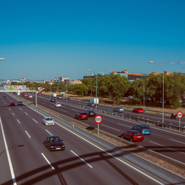 Descubre las puertas escondidas para emergencias que hay en las autopistas
