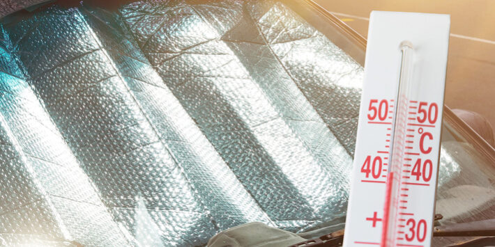 Todo vehículo necesita un buen mantenimiento. Y uno de los sistemas que debe centrar la atención de todos los conductores es de la refrigeración del motor, y más en verano. Esto es clave para garantizar que funcione correctamente, con seguridad y sin problemas en la carretera. En efecto, en esta época del año en la que aumentan los desplazamientos conviene revisar los principales elementos, y muy especialmente os que están implicados directamente con el sistema de refrigeración, cuya influencia en la vida útil del vehículo es determinante. ¿Es verano, la época donde más afecta el calor a los vehículos? Al contrario de lo que sucedía décadas atrás, los coches modernos no tienen por qué fallar en condiciones de calor extremas, pero aún así, esto no quiere decir que no debamos someterle a sus revisiones pertinentes. Esto se debe a que en verano hacemos más cantidad de desplazamientos por lo que aumenta la posibilidad de sufrir averías. Todo a consecuencia de las altas temperaturas, unido a los kilómetros recorridos, que provocan que el motor sufra más (sobre todo si está mal mantenido) y pida parar. El sistema de refrigeración El sistema de refrigeración es el encargado de disipar el calor generado en el motor para que éste no se sobrecaliente. Ten en cuenta que un motor de combustión típico funcionará de manera más eficiente alrededor de los 93ºC (o 200ºF). Es decir, a temperaturas más altas, por lo que si no está bien lubricado y refrigerado, las piezas de metal pueden llegar a bloquearse, incluso, fusionarse (lo que se conoce como gripado del motor). Por tanto, este sistema en su óptimo estado eliminará estos riesgos. Sin embargo, si se encuentra defectuoso, es posible que no pueda funcionar como debe y, por tanto, llevaría al motor del vehículo a sobrecalentarse. ¿Cómo funciona? El sistema de enfriamiento o refrigeración es un circuito cerrado que se encarga de gestionar la temperatura del motor, por tanto, permite que circule el líquido refrigerante que lo que hace es disipar el calor presente en el motor. Así, el sistema utiliza un proceso circular para garantizar que se mantengan los niveles de temperatura constantes. De esta forma, funciona haciendo pasar fluido (impulsado por la bomba de agua) constantemente por el bloque del motor. Así, a medida que el líquido pasa por los canales del motor, absorbe calor. Y al completar su recorrido, el refrigerante vuelve al radiador por la parte superior donde vuelve a perder temperatura, para así, volver a completar el recorrido. El sistema de refrigeración se compone de: Líquido refrigerante Bomba de agua y manguitos Termostato Ventilador Radiador Consejos a seguir para un buen mantenimiento Verifica los niveles de refrigerante con frecuencia, especialmente si ves refrigerante debajo del automóvil después de haber estado estacionado por un tiempo, ya que podría significar que hay una fuga en el circuito. Reemplaza el refrigerante cada dos años. Se recomienda además purgar el circuito. En caso de que el refrigerante esté oxidado o descolorido, significa que hay una corrosión, por lo que deberá ser reemplazado antes de ese plazo. Comprueba el estado de los componentes como el radiador, el ventilador y especialmente la bomba de agua. Debes reemplazarlos cuando sea necesario. Y no te olvides de la correa de distribución, puesto que si ésta se avería puede provocar que la bomba de agua no funcione y, por ende, provoque un fallo catastrófico del motor. Todo vehículo necesita un buen mantenimiento. Y uno de los sistemas que debe centrar la atención de todos los conductores es de la refrigeración del motor, y más en verano. Esto es clave para garantizar que funcione correctamente, con seguridad y sin problemas en la carretera. En efecto, en esta época del año en la que aumentan los desplazamientos conviene revisar los principales elementos, y muy especialmente os que están implicados directamente con el sistema de refrigeración, cuya influencia en la vida útil del vehículo es determinante. ¿Es verano, la época donde más afecta el calor a los vehículos? Al contrario de lo que sucedía décadas atrás, los coches modernos no tienen por qué fallar en condiciones de calor extremas, pero aún así, esto no quiere decir que no debamos someterle a sus revisiones pertinentes. Esto se debe a que en verano hacemos más cantidad de desplazamientos por lo que aumenta la posibilidad de sufrir averías. Todo a consecuencia de las altas temperaturas, unido a los kilómetros recorridos, que provocan que el motor sufra más (sobre todo si está mal mantenido) y pida parar. El sistema de refrigeración El sistema de refrigeración es el encargado de disipar el calor generado en el motor para que éste no se sobrecaliente. Ten en cuenta que un motor de combustión típico funcionará de manera más eficiente alrededor de los 93ºC (o 200ºF). Es decir, a temperaturas más altas, por lo que si no está bien lubricado y refrigerado, las piezas de metal pueden llegar a bloquearse, incluso, fusionarse (lo que se conoce como gripado del motor). Por tanto, este sistema en su óptimo estado eliminará estos riesgos. Sin embargo, si se encuentra defectuoso, es posible que no pueda funcionar como debe y, por tanto, llevaría al motor del vehículo a sobrecalentarse. ¿Cómo funciona? El sistema de enfriamiento o refrigeración es un circuito cerrado que se encarga de gestionar la temperatura del motor, por tanto, permite que circule el líquido refrigerante que lo que hace es disipar el calor presente en el motor. Así, el sistema utiliza un proceso circular para garantizar que se mantengan los niveles de temperatura constantes. De esta forma, funciona haciendo pasar fluido (impulsado por la bomba de agua) constantemente por el bloque del motor. Así, a medida que el líquido pasa por los canales del motor, absorbe calor. Y al completar su recorrido, el refrigerante vuelve al radiador por la parte superior donde vuelve a perder temperatura, para así, volver a completar el recorrido. El sistema de refrigeración se compone de: Líquido refrigerante Bomba de agua y manguitos Termostato Ventilador Radiador Consejos a seguir para un buen mantenimiento Verifica los niveles de refrigerante con frecuencia, especialmente si ves refrigerante debajo del automóvil después de haber estado estacionado por un tiempo, ya que podría significar que hay una fuga en el circuito. Reemplaza el refrigerante cada dos años. Se recomienda además purgar el circuito. En caso de que el refrigerante esté oxidado o descolorido, significa que hay una corrosión, por lo que deberá ser reemplazado antes de ese plazo. Comprueba el estado de los componentes como el radiador, el ventilador y especialmente la bomba de agua. Debes reemplazarlos cuando sea necesario. Y no te olvides de la correa de distribución, puesto que si ésta se avería puede provocar que la bomba de agua no funcione y, por ende, provoque un fallo catastrófico del motor.