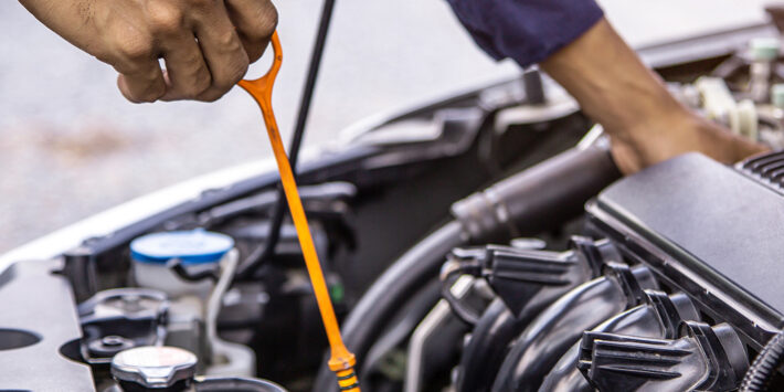 ¿Tu coche escupe aceite lubricante por la varilla? Estos pueden ser los motivos ¿Tu coche escupe aceite lubricante por la varilla? Estos pueden ser los motivos