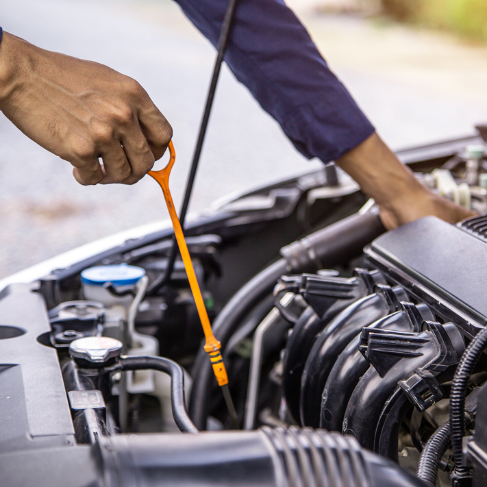 ¿Tu coche escupe aceite lubricante por la varilla? Estos pueden ser los motivos