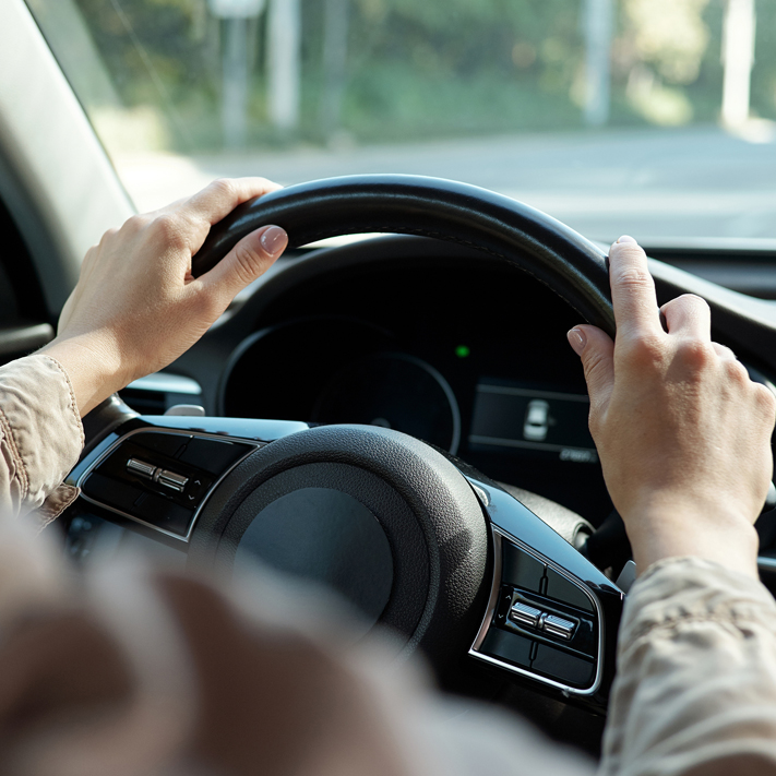 ¡Ojo con las distracciones al volante! 82 % de los conductores reconoce perder de vista la carretera más de 2 segundos