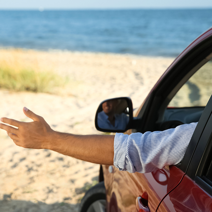 ¿Sabes cómo evitar que la arena de playa estropee tu coche por dentro y por fuera?