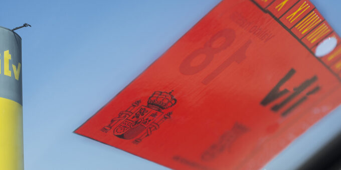 ¿Pueden multarte si dejas en el parabrisas las pegatinas de la ITV de años anteriores? ¿Pueden multarte si dejas en el parabrisas las pegatinas de la ITV de años anteriores?