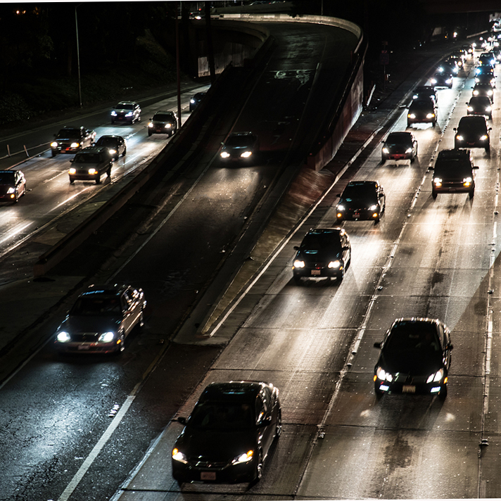 ¿Sabes qué son los faros adaptativos y cómo mejoran tu visibilidad en carretera?