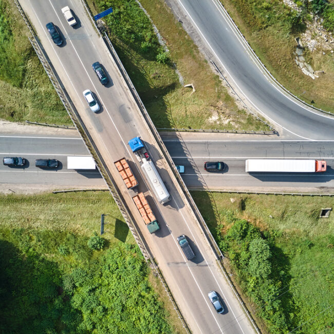 ¿Quién tiene la prioridad en una intersección sin señalizar? Así es como debes actuar