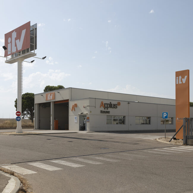 ¿Estás de vacaciones con tu coche y te ha caducado (o te va a caducar) la ITV? Esto es lo que pasa...
