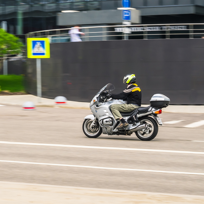 Control de velocidad: las motos camufladas de Tráfico ya están operativas ¿Cómo son y dónde están?