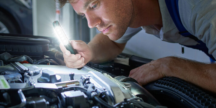 Philips EcoPro10 y EcoPro30, las lámparas de trabajo para el reparador de vehículos que mejoran las condiciones de trabajo y reducen la fatiga visual Philips EcoPro10 y EcoPro30, las lámparas de trabajo para el reparador de vehículos que mejoran las condiciones de trabajo y reducen la fatiga visual