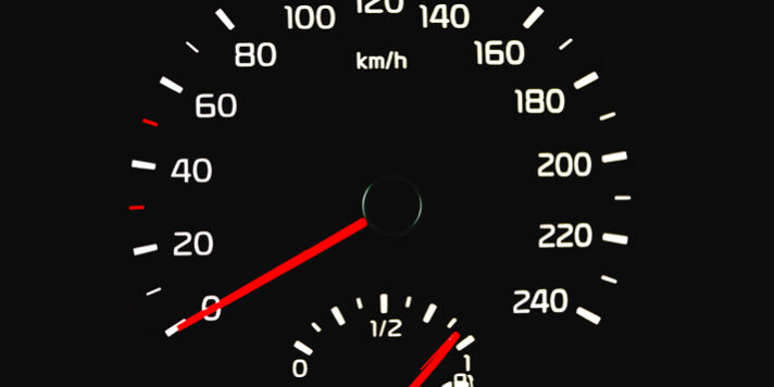 ¿Conoces qué función tienen las rayas rojas en los cuentakilómetros analógicos? ¿Conoces qué función tienen las rayas rojas en los cuentakilómetros analógicos?