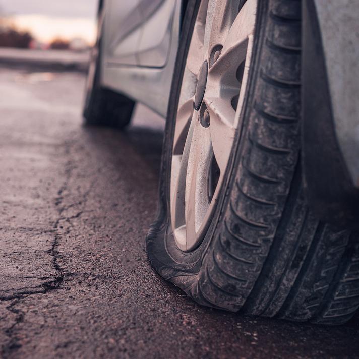 ¿Sabes por qué se producen más reventones de neumáticos en verano? Cómo evitarlos