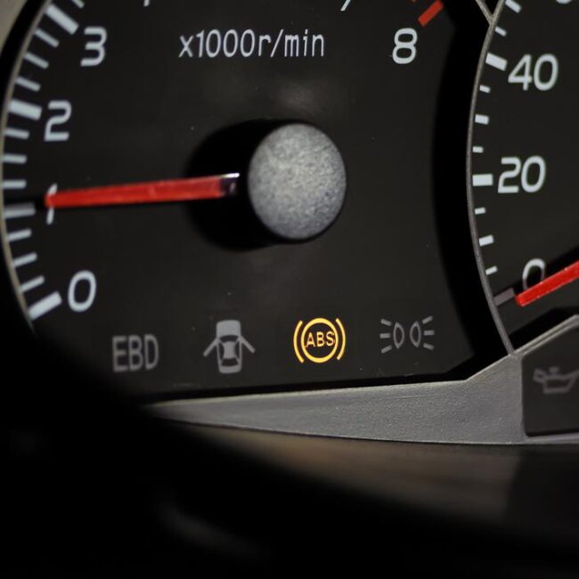 Se enciende el testigo del ABS en el panel de instrumentos del coche ¿Es grave? Se enciende el testigo del ABS en el panel de instrumentos del coche ¿Es grave?