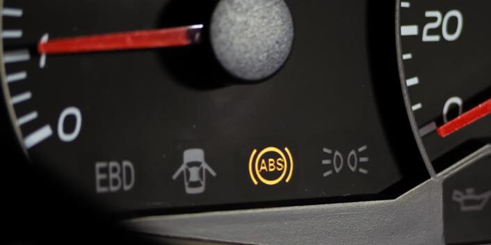 Se enciende el testigo del ABS en el panel de instrumentos del coche ¿Es grave? Se enciende el testigo del ABS en el panel de instrumentos del coche ¿Es grave?