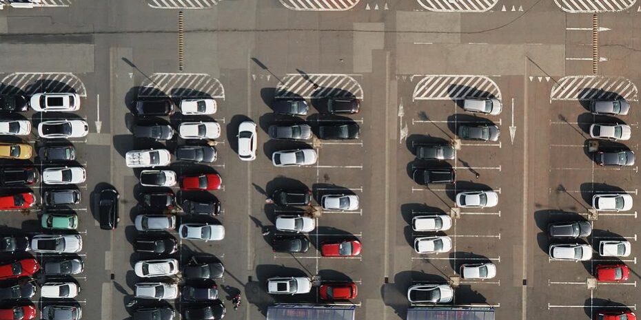 Salir un aparcamiento en batería haciendo maniobras es cosa del pasado gracias a este truco Salir un aparcamiento en batería haciendo maniobras es cosa del pasado gracias a este truco